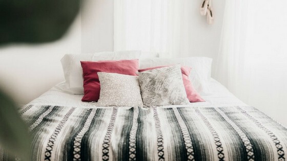 Bed with green, white and red bedding