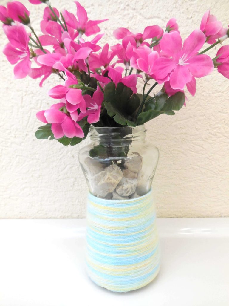 Try these three insanely easy and cheap ideas to create vases that are perfect for springtime blooms. 