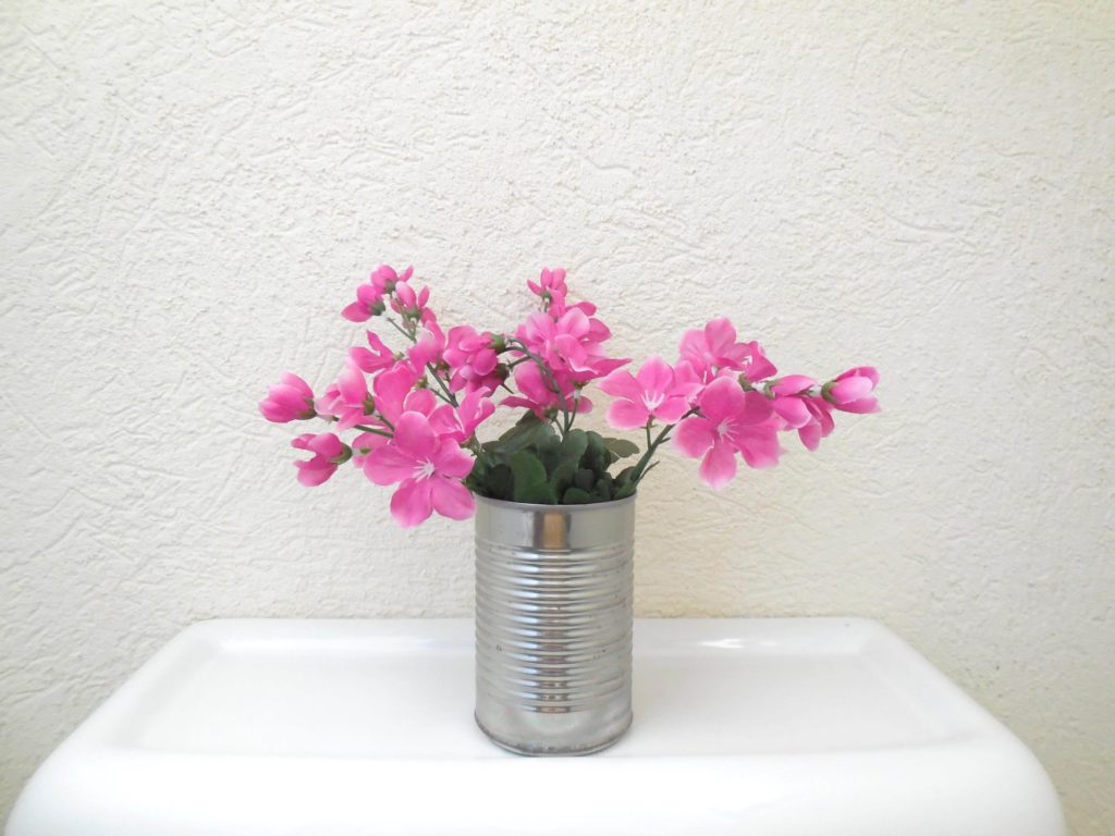 Try these three insanely easy and cheap ideas to create vases that are perfect for springtime blooms. 