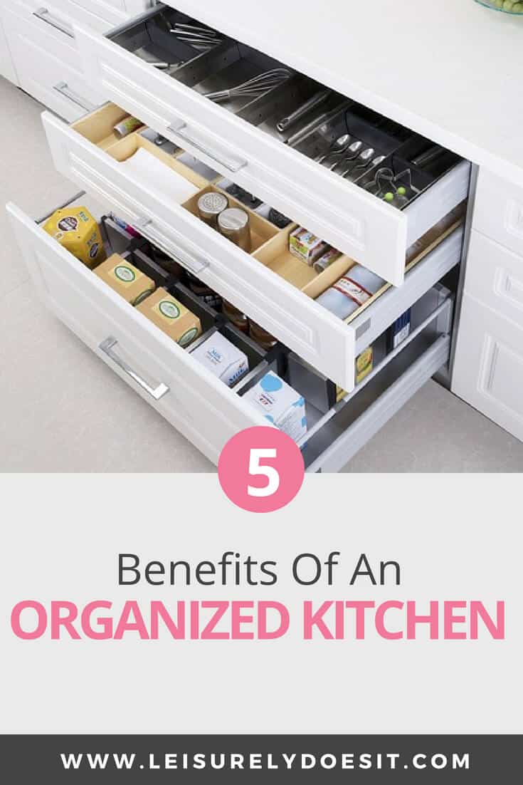 Many people underestimate how much an organized kitchen impacts on their lives. When your cabinets, drawers, pantry, utensils, pans and even spices are organized, you'll save a lot of time and money! Not convinced? Click here to learn the benefits of a clutter-free kitchen. #kitchen #organization #organize #organizing #pantry