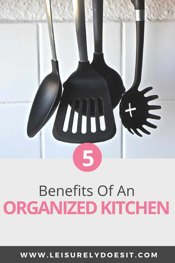 Do you know how much an organized kitchen impacts on your life? When your cabinets, drawers, pantry, utensils, pans and even spices are organized, you'll save a lot of time and money! Not convinced? Here are five benefits of a clutter-free kitchen. #kitchen #organization #organize #organizing #pantry