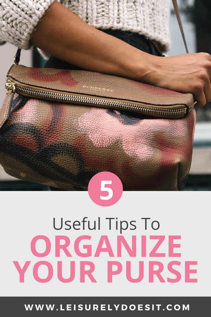 Is it nearly impossible to even find keys in your handbag? Click through for some simple tips for how to organize your purse and keep it that way. #organizing #organizemylife #organize #decluttering #purse #organization