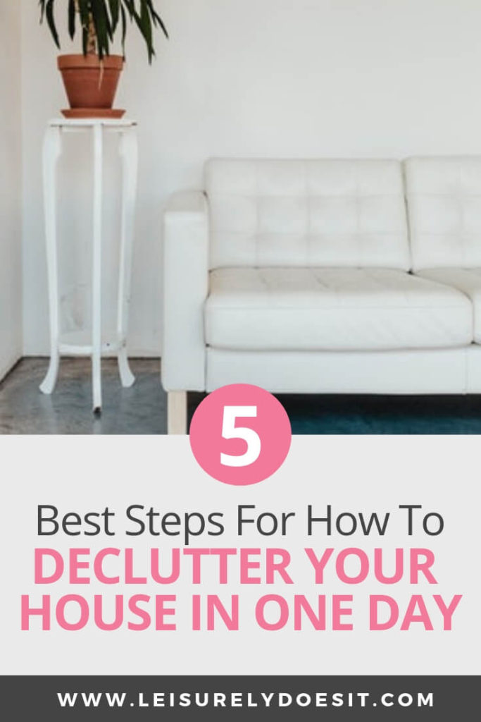 Learn how to declutter your house in one day. Just follow these simple steps to declutter your house fast. #declutter #tidyhouse #ldi